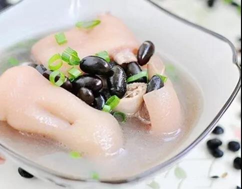 黑豆猪蹄汤